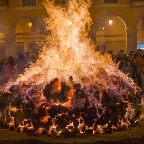 "Fiestas de Sant Sebastià (Enero 2015)" by Tonymadrid Photography is licensed with CC BY-NC-ND 2.0. To view a copy of this license, visit https://creativecommons.org/licenses/by-nc-nd/2.0/ 